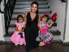 Natália Guimarães leva filhas gêmeas para assistir ao show do pai, Leandro