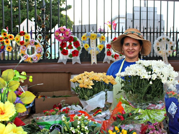 Dona Marlenice e suas flores multicoloridas chamam a atenção dos clientes (Foto: Tiago Melo/ G1 AM)