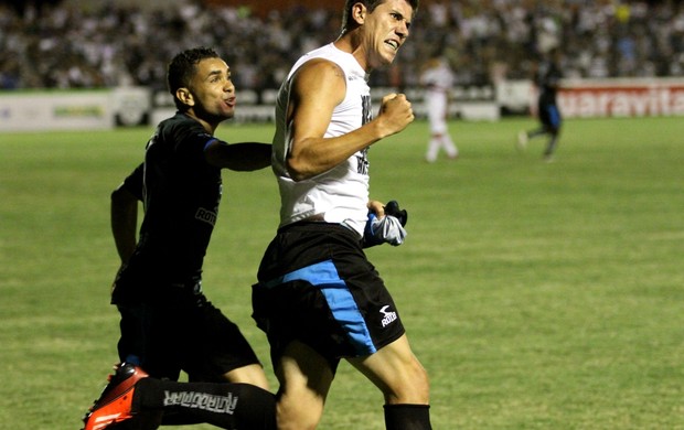 Giancarlo, do Treze comemora gol marcado contra o Santa Cruz, no Estádio Presidente Vargas, pela Série C do Campeonato Brasileiro (Foto: Magnus Menezes / Jornal da Paraíba)