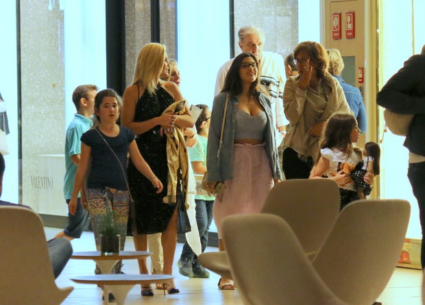 Flavia Alessandra com a família no shopping (Foto: AgNews)