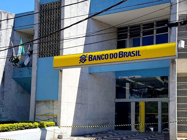 Agência do Banco do Brasil em Capivari ficou destruída após explosão na área dos caixas eletrônicos (Foto: Tonny Machado/Raízes FM)