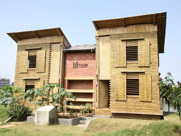 Casa tem fundação para armazenamento de água e painéis solares (Foto: Divulgação)