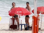 José Loreto curte praia do Rio na companhia de amigo