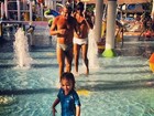 Filho de Adriane Galisteu se esbalda em parque aquático no Ceará