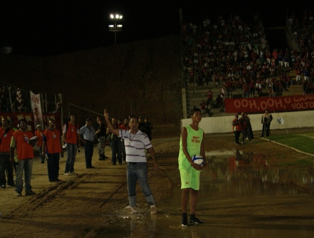 Celso Teixeira, técnico do Potiguar de Mossoró, dentro da poça de lama no Barretão (Foto: Augusto Gomes)