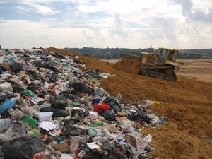 Máquina faz a cobertura do miniaterro criado por pesquisadores da Unicamp com lixo produzido durante 20 dia em Campinas (Foto: Arquivo pessoal)