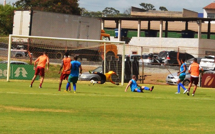 Primeiro gol do atacante Madison no jogo-treino da Desportiva com o Vilavelhense (Foto: PC Esportes)