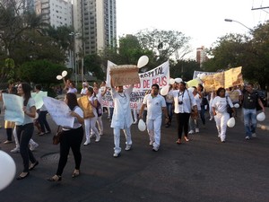Manifestação funcionários HSJD pelas ruas de Divinópolis , MG (Foto: Marina Alves/G1)