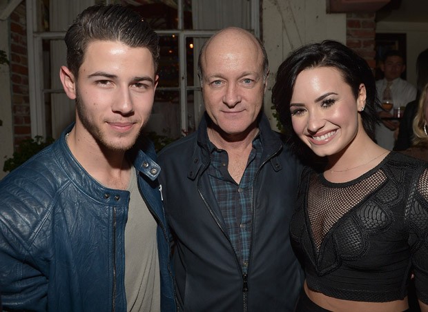 Nick Jonas, David Massey e Demi Lovato (Foto: Getty Images)