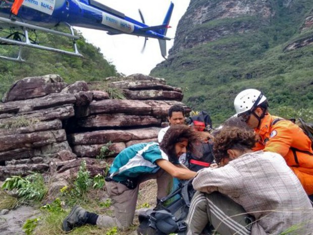 Rodrigo Alves (de camisa xadrez) foi resgatado pelo Corpo de Bombeiros (Foto: Divulgação / Corpo de Bombeiros)