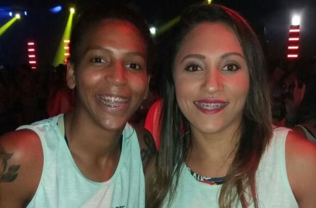 Rafaela Silva com a namorada no Carnaval de Salvador (Foto: Lucas Pasin / EGO)