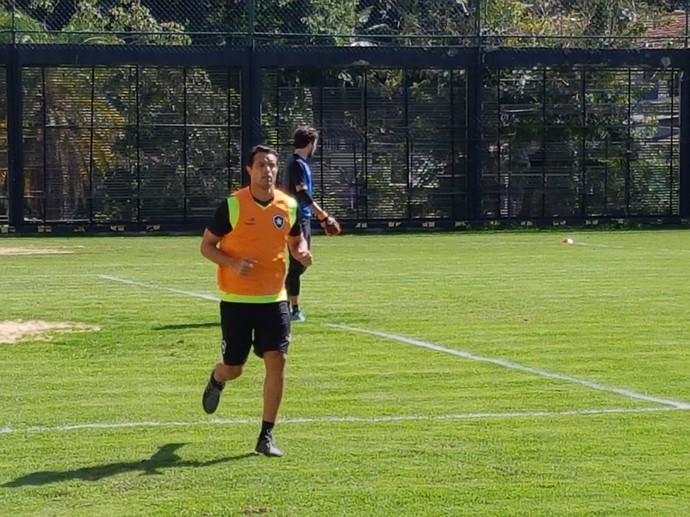 Dudu Ceraense corre durante treino em General Severiano (Foto: Marcelo Baltar)