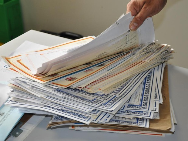Diplomas e documentos falsos apreendidos durante a OperaÃ§Ã£o FalsÃ¡rio. (Foto: Assessoria/PolÃ­cia Civil)