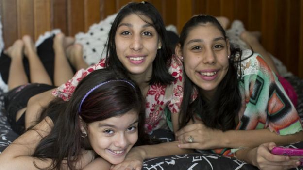"No nosso dia a dia não existe deficiência. Claro que é preciso ter um pouco mais de atenção, mas elas são como eu", diz irmã mais nova das adolescentes (Foto: Bruno Kelly)