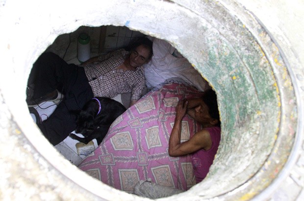 Casal vive em bueiro na Colômbia (Foto: Albeiro Lopera/Reuters)