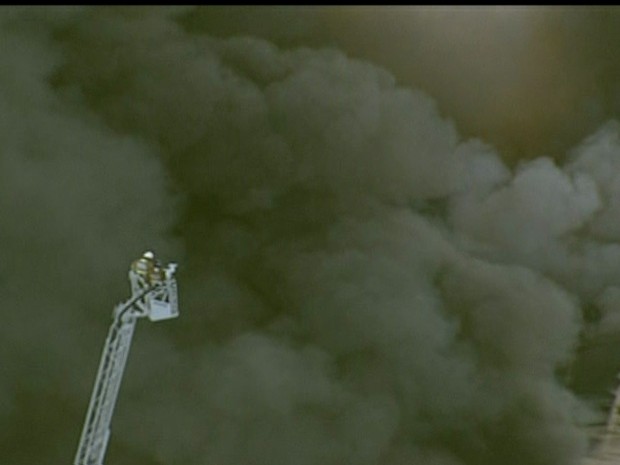 Bombeiros combatem as chamas em galpão de São Gonçalo (Foto: Reprodução TV Globo)