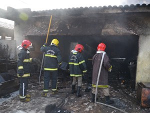 Equipe de 15 bombeiros ajudaram a conter o fogo (Foto: Walter Paparazzo/G1)