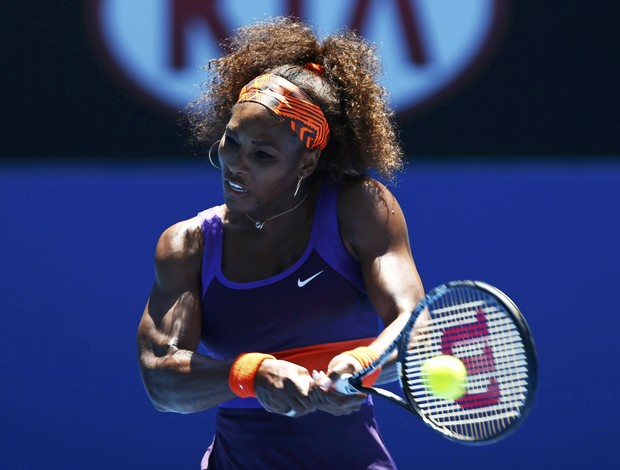 Serena Williams mostra toda sua força ao acertar um backhand (Foto: Reuters)
