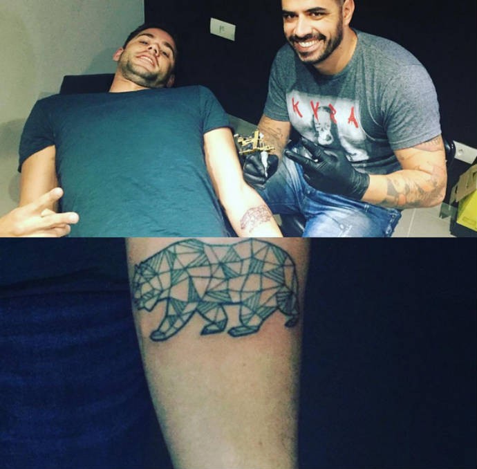 Thiago Pereira faz tattoo de urso no braço (Foto: Reprodução)