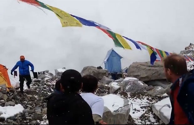 Vídeo publicado no YouTube pelo alpinista Jost Kobusch mostra momentos de pânico depois de avalanche no Everest neste sábado (Foto: Reprodução/YouTube/Jost Kobusch)