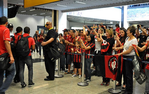 Elenco do Atlético-PR é recebido com festa em Curitiba (Foto: Gustavo Oliveira / Site Oficial do Atlético-PR)
