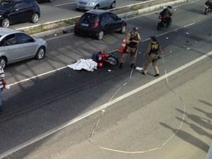 Veículo passou por cima da cabeça de motociclista (Foto: Walter Paparazzo/G1)