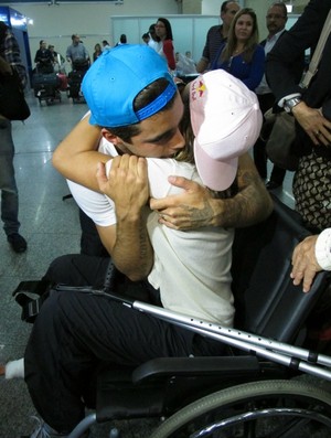 Pedro Scooby abraça Maya Gabeira após o desembarque no Rio  (Foto: Thierry Gozzer)