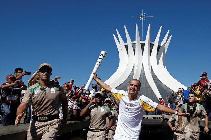 Vanderlei Cordeiro de Lima revezamento tocha  (Foto: Reuters)