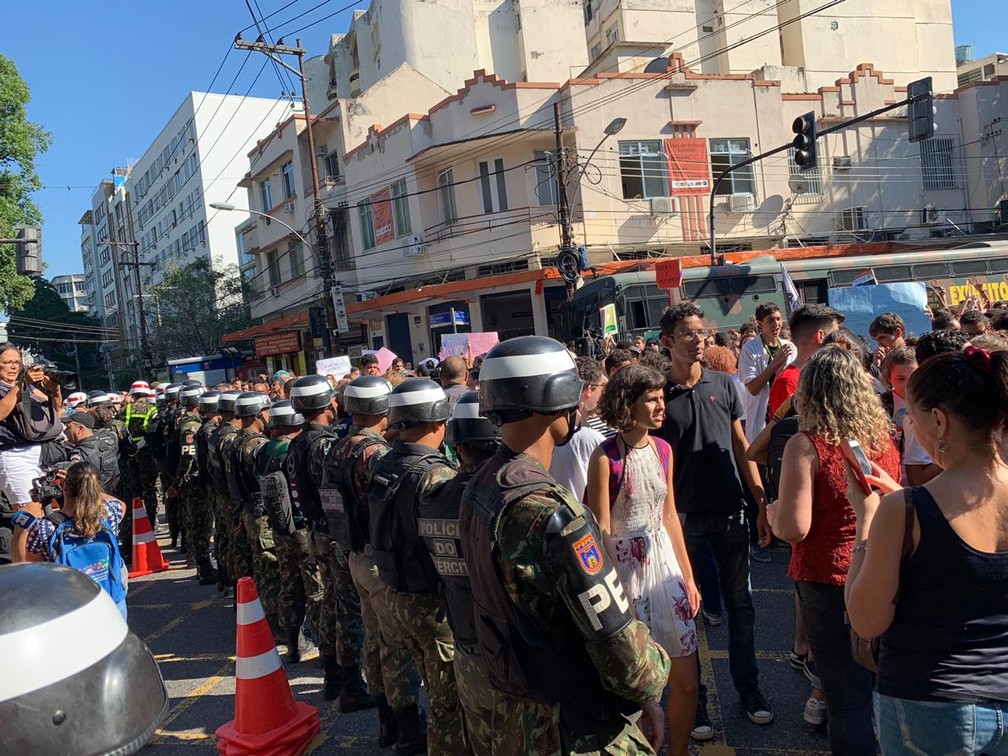 Militares fazem cordão de isolamento em frente ao Colégio Militar; Manifestantes ocupam a Rua São Francisco Xavier — Foto: Fernanda Rouvenat / G1