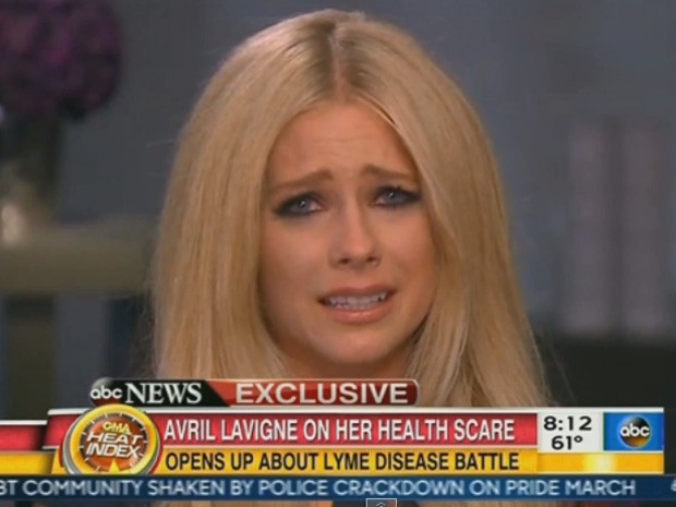 Cantora Avril Lavigne se emociona ao falar sobre a doença de Lyme em entrevista ao programa de TV 'Good Morning America' nesta segunda (29) (Foto: Reprodução/ABC News)