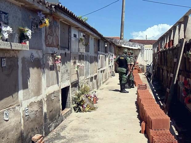 Prefeitura é multada por queimar caixões a céu aberto em Itapeva (Foto: Reprodução EPTV) Prefeitura é multada por queimar caixões a céu aberto em Itapeva (Foto: Reprodução EPTV)