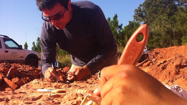 Fóssil de dinossauro carnívoro é encontrado (Manoel Carlos Vicente/RBS TV)