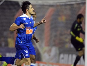 Willian gol Cruzeiro contra o Internacional (Foto: Edu Andrade / Ag. Estado)