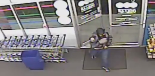 Imagem de câmara de segurança mostra "Batman" assaltando em Orlando, Flórida (Foto: Orange County Sheriff's Office, Florida/Reprodução)