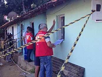 Deslizamento de barreira no Recife (Foto: Bruno Fontes / TV Globo)