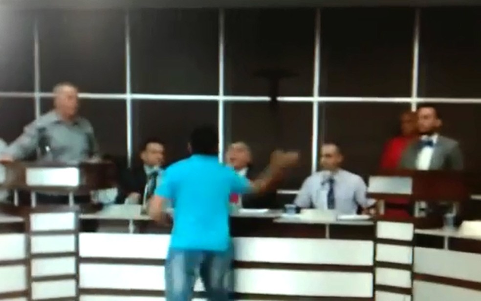 Vereador Rubens Fernandes da Silva (PSD), o Rubão, é agredido com um tapa na cara em sessão da Câmara de Ribeirão Pires que votaria a redução dos salários dos vereadores. Sessão durou cerca de cinco minutos e foi encerrada. (Foto: Redes sociais/Reprodução)