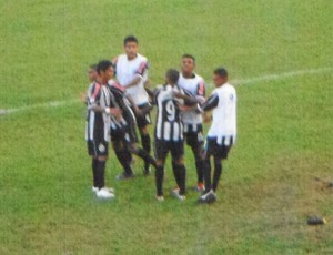 Jogadores do Cori-Sabbá comemoram gol contra o River-PI (Foto: Floriano News)