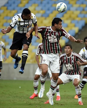 Fred e Petros se desentendem após o jogo e precisam ser separados