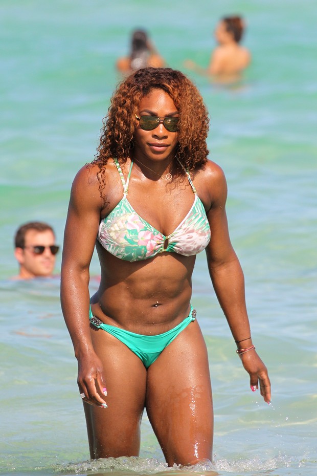 Serena Williams em praia em Miami, nos Estados Unidos (Foto: Splash News/ Agência)