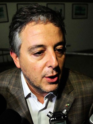 Nobre nega propostas por Valdivia: 