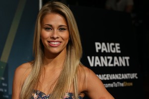 Paige VanZant vai fazer campanha para decidir se raspa ou não a cabeça