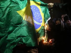 Manifestantes queimam uma bandeira do Brasil durante concentração no vão livre do Museu de Arte de São Paulo (Masp), na Avenida Paulista, para um ato contra a realização da Copa do Mundo no Brasil (Foto: Alex Silva/Estadão Conteúdo) Manifestantes queimam uma bandeira do Brasil durante concentração no vão livre do Museu de Arte de São Paulo (Masp), na Avenida Paulista, para um ato contra a realização da Copa do Mundo no Brasil (Foto: Alex Silva/Estadão Conteúdo)