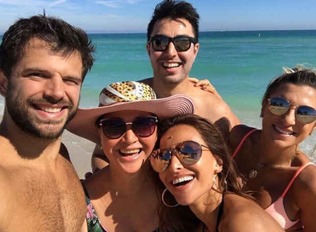 Sabrina Sato com a mãe, dona Kika, Duda Nagle, o irmão, Omar Rahal e a cunhada (Foto: Reprodução/Instagram) Sabrina Sato com a mãe, dona Kika, Duda Nagle, o irmão, Omar Rahal e a cunhada (Foto: Reprodução/Instagram)