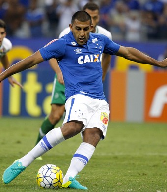 Ábila perde pênalti diante da Chapeconse (Foto: Washington Alves/Light Press)