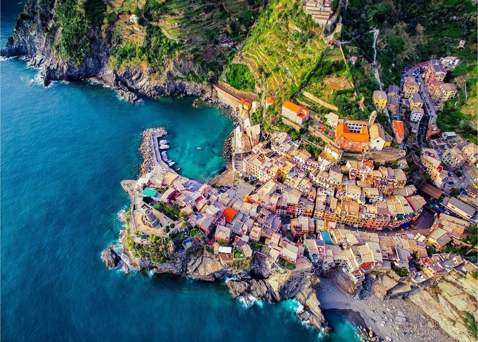 Uma vista idílica dos edifícios coloridos da pequena cidade à beira-mar de Vernazza, na Itália (Foto: J Cortial)