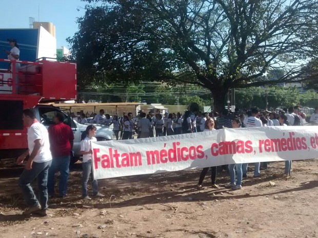 Manifestantes fazem manifestação no Centro Político Administrativo, em Cuiabá (Foto: Erickson Rezende/ TVCA)