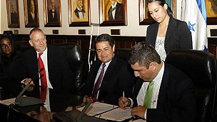 Assinatura de convênio no Congresso em Tegucigalpa na semana passada (Foto: Coalianza)