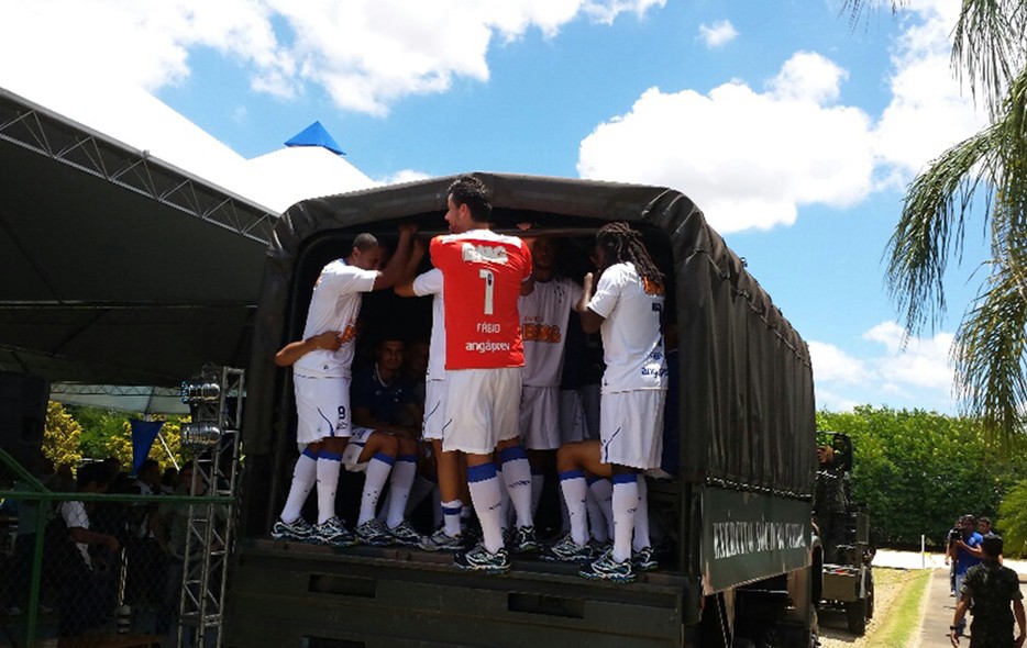 Com caminhões do exército, Cruzeiro apresenta camisa para Libertadores 20140207_125350_resized_47