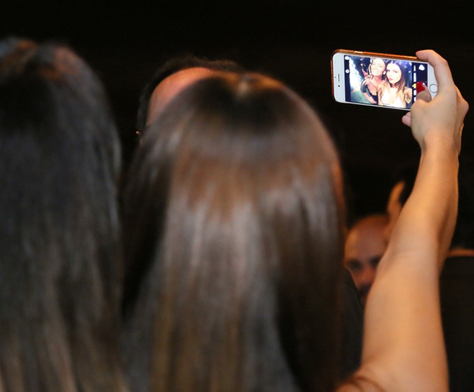 Pausa para 'selfie'! Giovanna Lancellotti e Suzana Pires posam juntinhas (Foto: Isabella Pinheiro/Gshow)