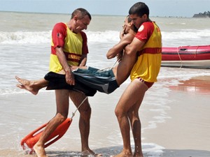 Corpo de Bombeiros faz simulação de salvamento em praia de João Pessoa (Foto: Divulgação/Secom-PB)